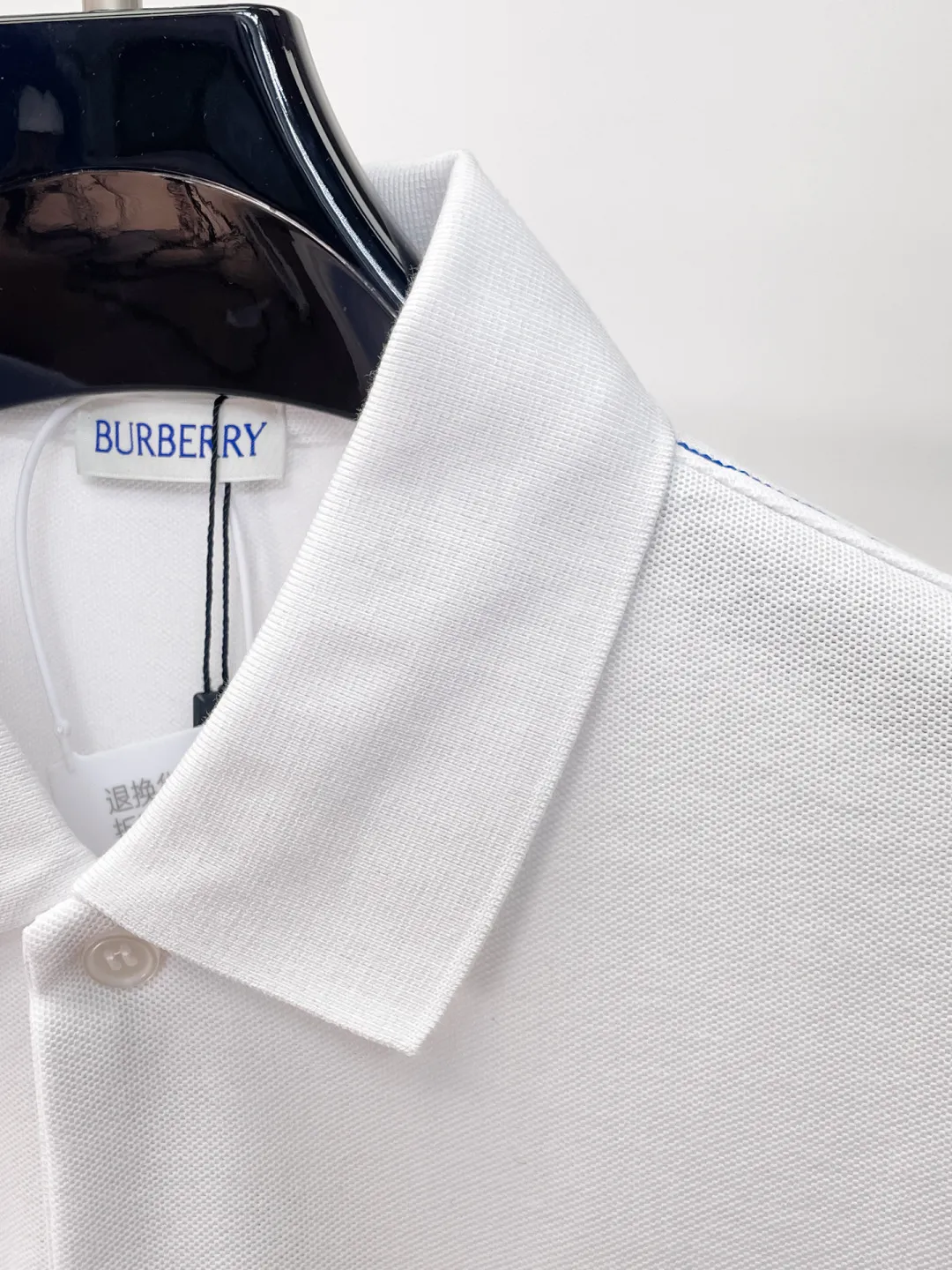 BURBERRY New Arrival Polo shirt, complete with three labels, original fabric, original customized accessories, official Same Style, using 210 grams of pure cotton pique fabric, customized same-tank dyed fabric, very comfortable and smooth to the touch, very wide and stylish, produced by a first-line brand on behalf of Factory, imported Behringer embroidery machine, embroidery is full and textured, imported Kangli direct-injection machine, printing is clear and textured, the collar rib is woven with imported yarn It will not lose shape after being worn for a long time. It is the most New Arrival style in spring and summer. It is fashionable and individual. It is super Versatile and looks good. It is very suitable for both men and women. It is a must-have for everyone. Size: S-XXL